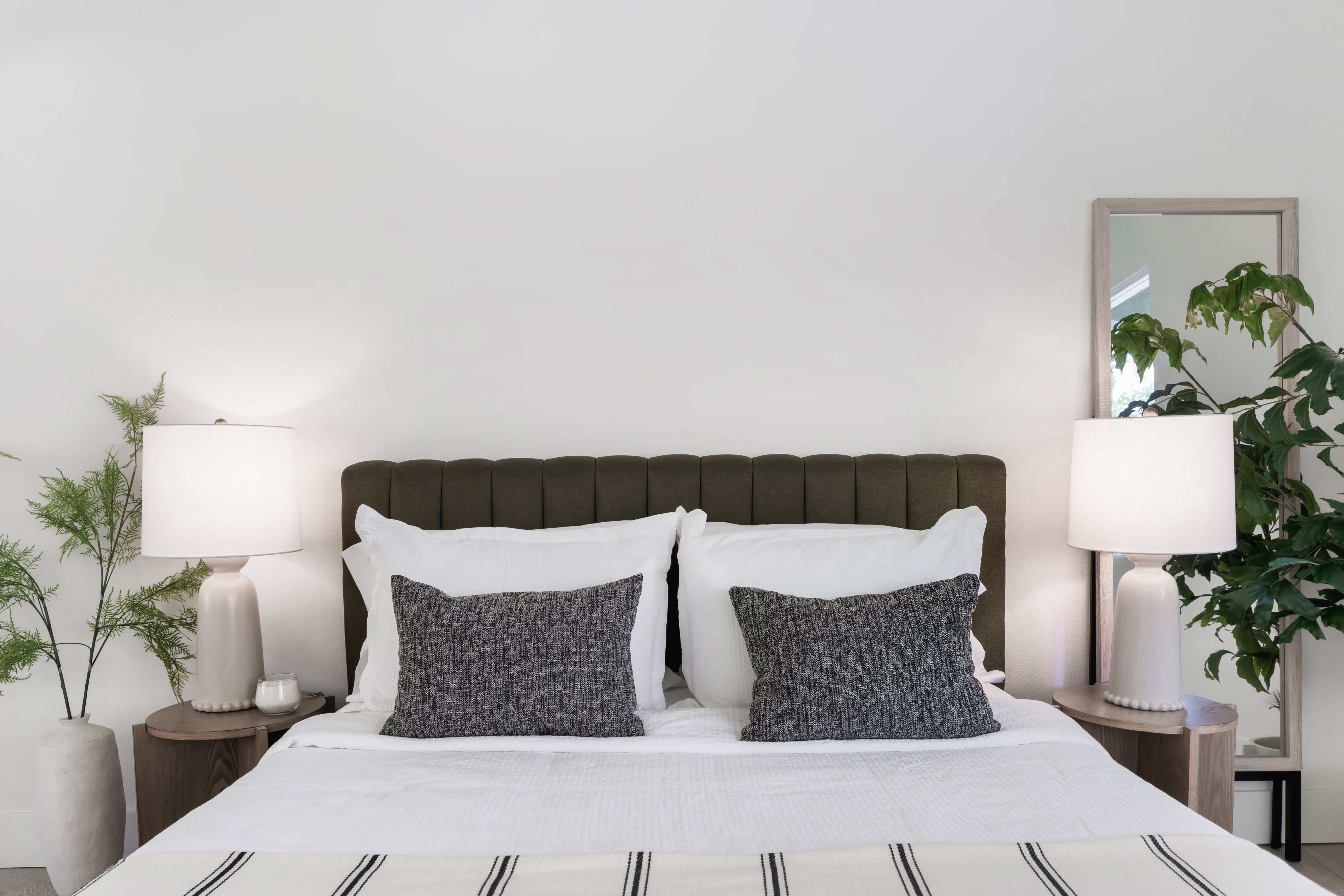 Rhea 1 Table Lamp | AGED BRASS & CERAMIC ANTIQUE IVORY